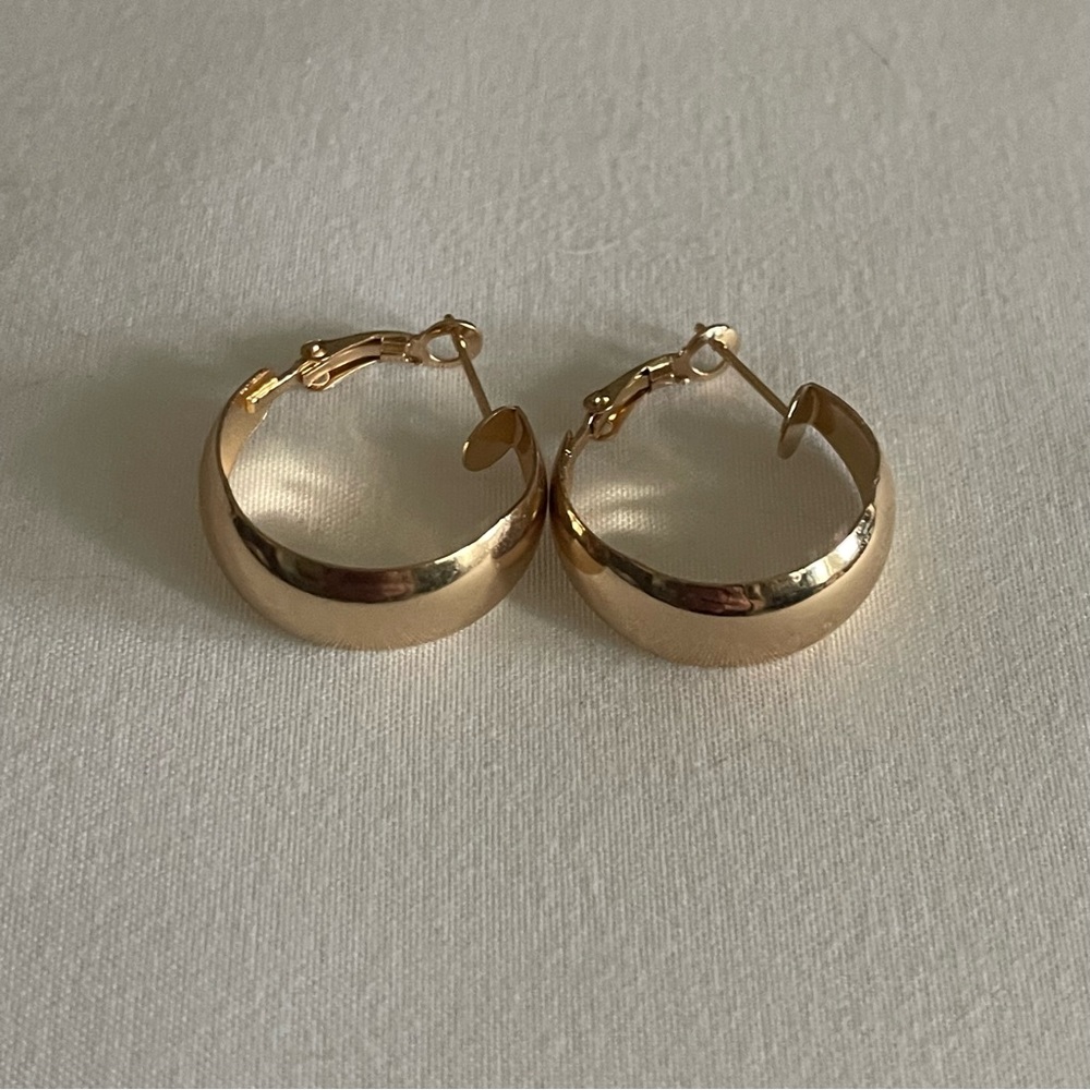 New Lulu’s Woman’s Trendy Minimalist My Oh My Gold Hoop Earrings - Picture 5 of 15